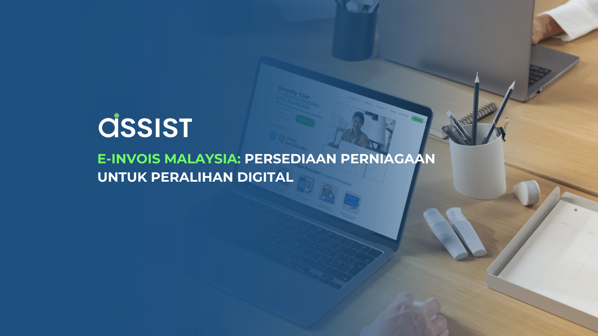 E-Invois Malaysia: Persediaan Perniagaan untuk Peralihan Digital E-Invois Malaysia di meja kerja dengan komputer riba terbuka, alat tulis, dan kotak putih. Teks "assist" dan tajuk E-Invois Malaysia: Persediaan Perniagaan untuk Peralihan Digital dipaparkan di atas latar belakang biru.