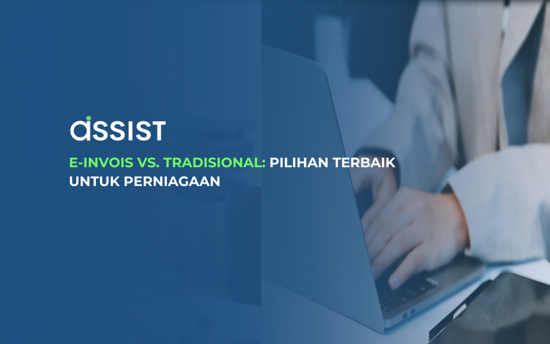 Seorang individu menaip pada komputer riba, dengan teks 'E-Invois vs. Tradisional: Pilihan Terbaik untuk Perniagaan' dipaparkan di sebelah kiri bersama logo Assist.
