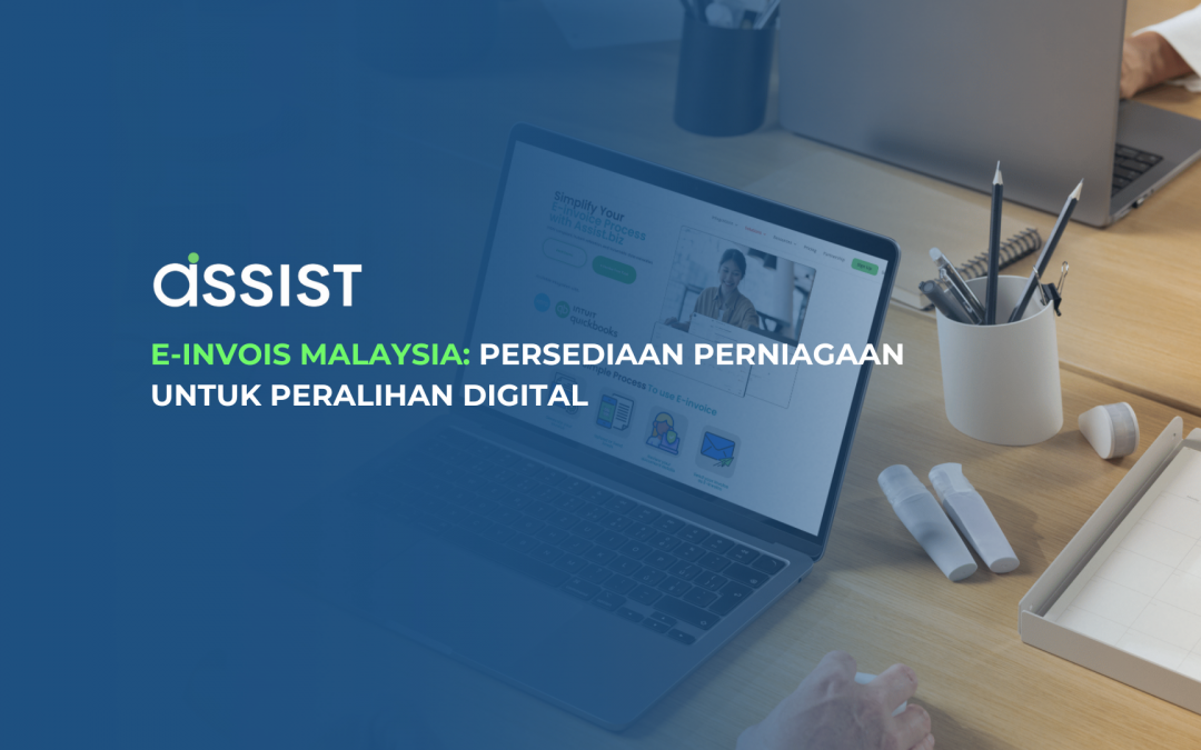 E-Invois Malaysia di meja kerja dengan komputer riba terbuka, alat tulis, dan kotak putih. Teks "assist" dan tajuk E-Invois Malaysia: Persediaan Perniagaan untuk Peralihan Digital dipaparkan di atas latar belakang biru.